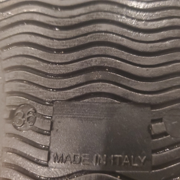 Burberry wellington rain boots in black - Picture 6 of 6